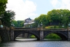 Blick auf dem Kaiserpalast jenseits der Steinbrücke Nijubashi