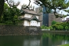 Ein Teil der Mauer des Kaiserpalastes im Kontrast zum modernen Tokyo
