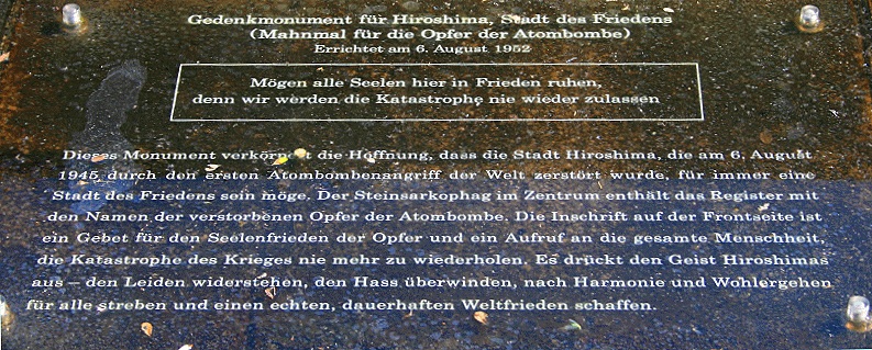 Gedenktafel am Fuße des Zenotaph im Friedenspark von Hiroshima