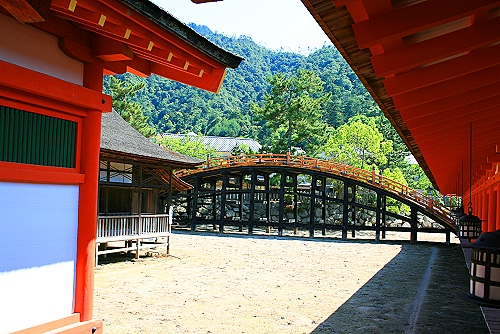 Bogenbrücke im Itsukushima Schrein