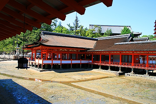 im Itsukushima Schrein bei Ebbe