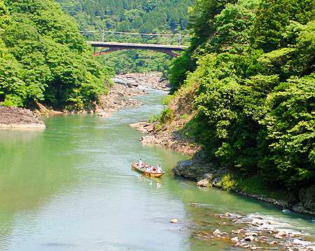 Bootsfahrt den Hozu River hinunter