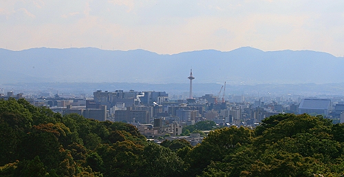 Blick auf Kyoto von der Veranda der Haupthalle