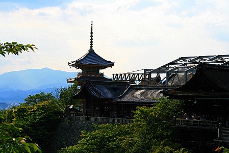 Blick auf die Haupthalle mit Veranda und der dreistöckigen Pagode