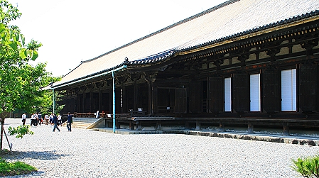 Die 120m lange Haupthalle des Sanjusangen-do-Tempels