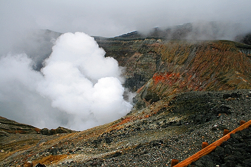 Am Rande des aktiven Vulkans Nakadake