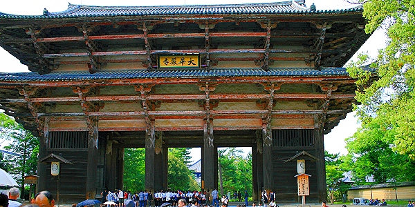 das 19 m hohe Nandaimon (Großes Südtor) von Todai-ji