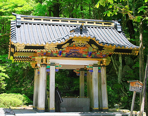 Granitbrunnen im Taiyin-byo-Schrein