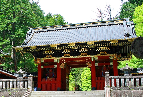 Niomon-Tor, der Haupteingang zum Schrein