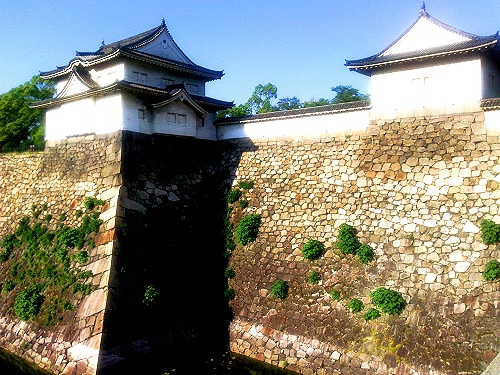  Blick auf die mächtigen Mauern der Burg Osaka