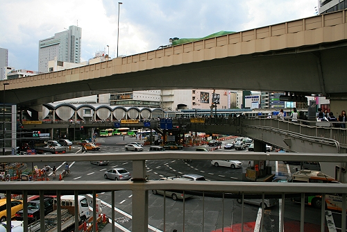 Vor dem Bahnhof in Tokyos Shibuya