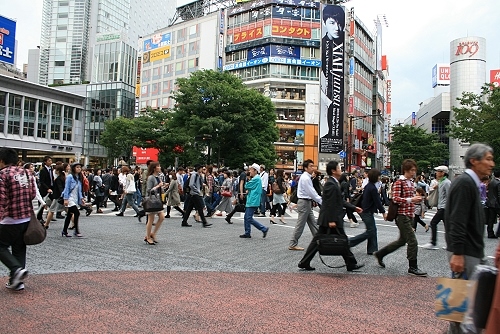 berühmte Kreuzung in Shibuya; bis zu 15 000 Personen passieren bei einer Ampelschaltung die Kreuzung