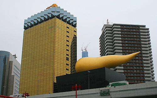 Die Super Dry Hall wurde 1989 von Philip Starke für die Asahi-Brauerei am Sumida-Fluss in Asakusa gebaut