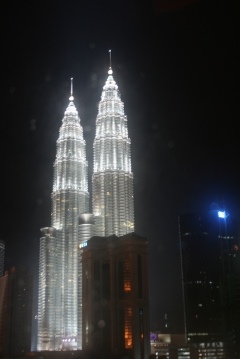 die Petronas Twin Towers bei Nacht