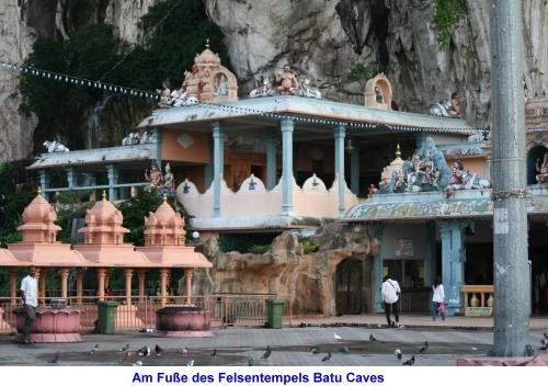 am Fuße des Felsentempels Batu Caves