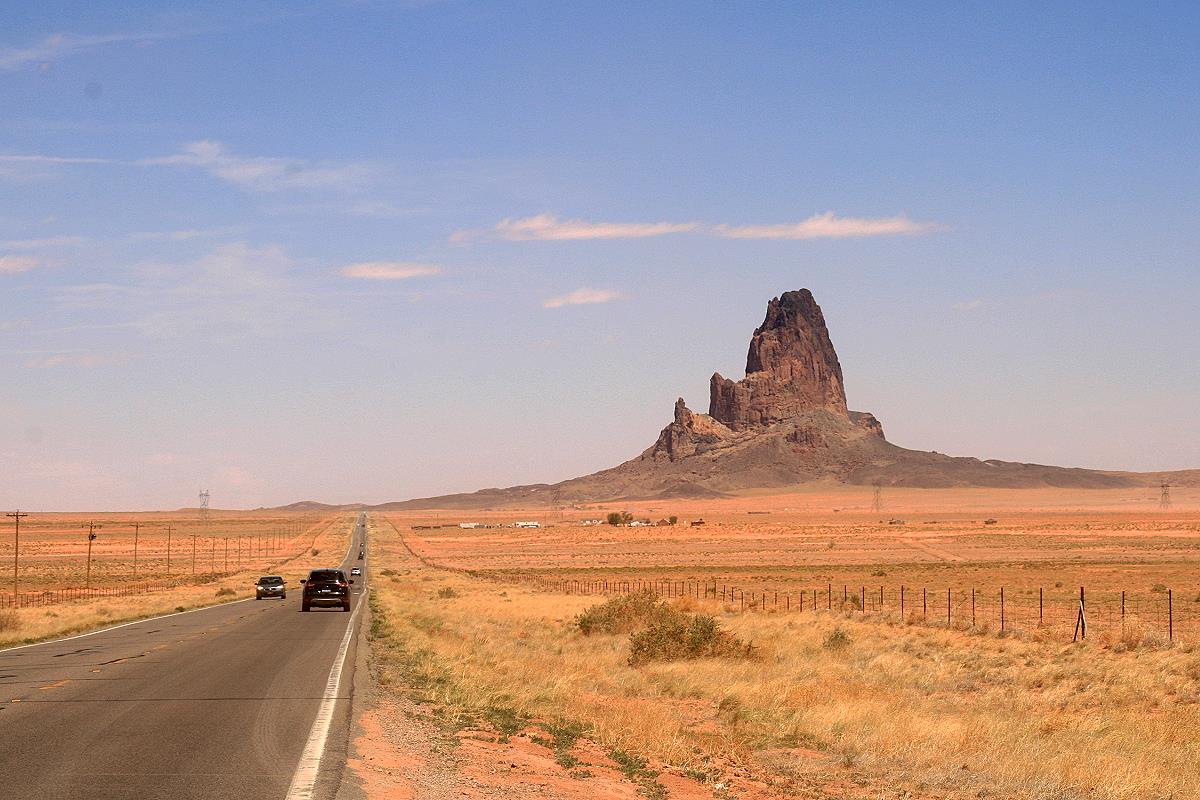 US Highway 163, die ersten Felsformationen sind erkennbar