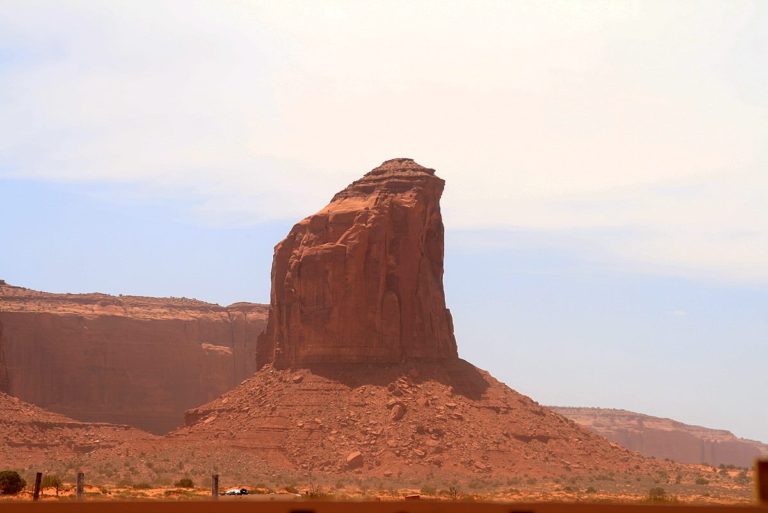 Unmittelbar am Eingang des Monument Valley kann man den Butte Gray Whiskers ...