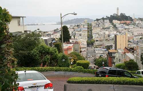 Lombard Street in San Francisco mit Blick auf den Coit Tower